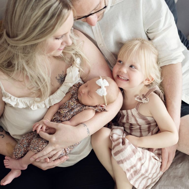 Familie kuschelt mit Neugeborenem und großer Schwester - Familienfotografie VARO Mannheim Familie kuschelt mit Neugeborenem und großer Schwester - Familienfotografie VARO Mannheim
