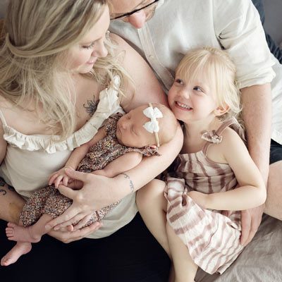 Familie kuschelt mit Neugeborenem und großer Schwester - Familienfotografie VARO Mannheim Familie kuschelt mit Neugeborenem und großer Schwester - Familienfotografie VARO Mannheim